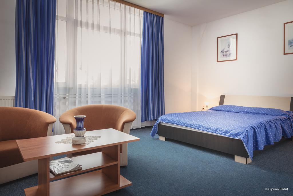 Hotel Iris Tîrnăveni 外观 照片