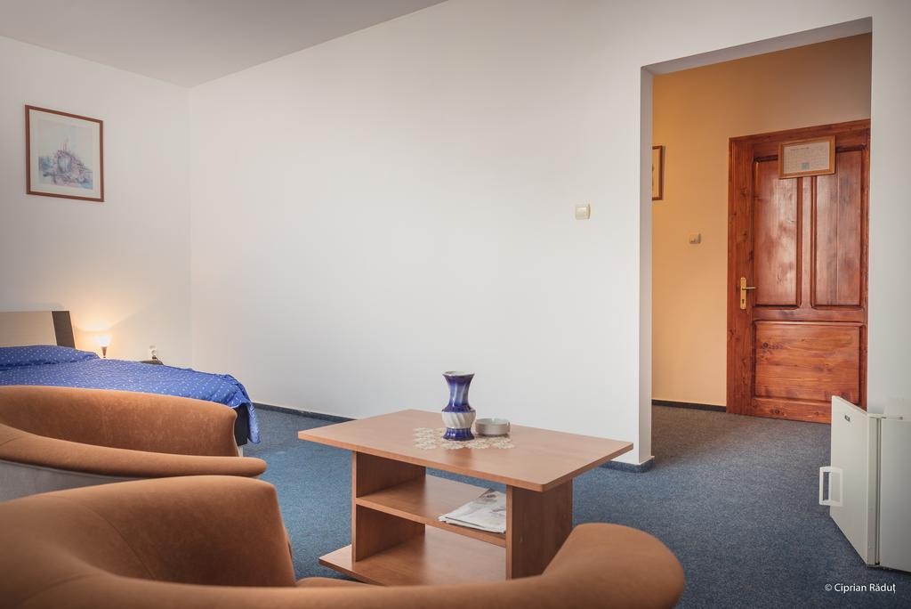 Hotel Iris Tîrnăveni 外观 照片