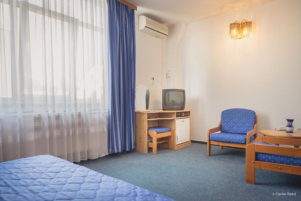 Hotel Iris Tîrnăveni 外观 照片