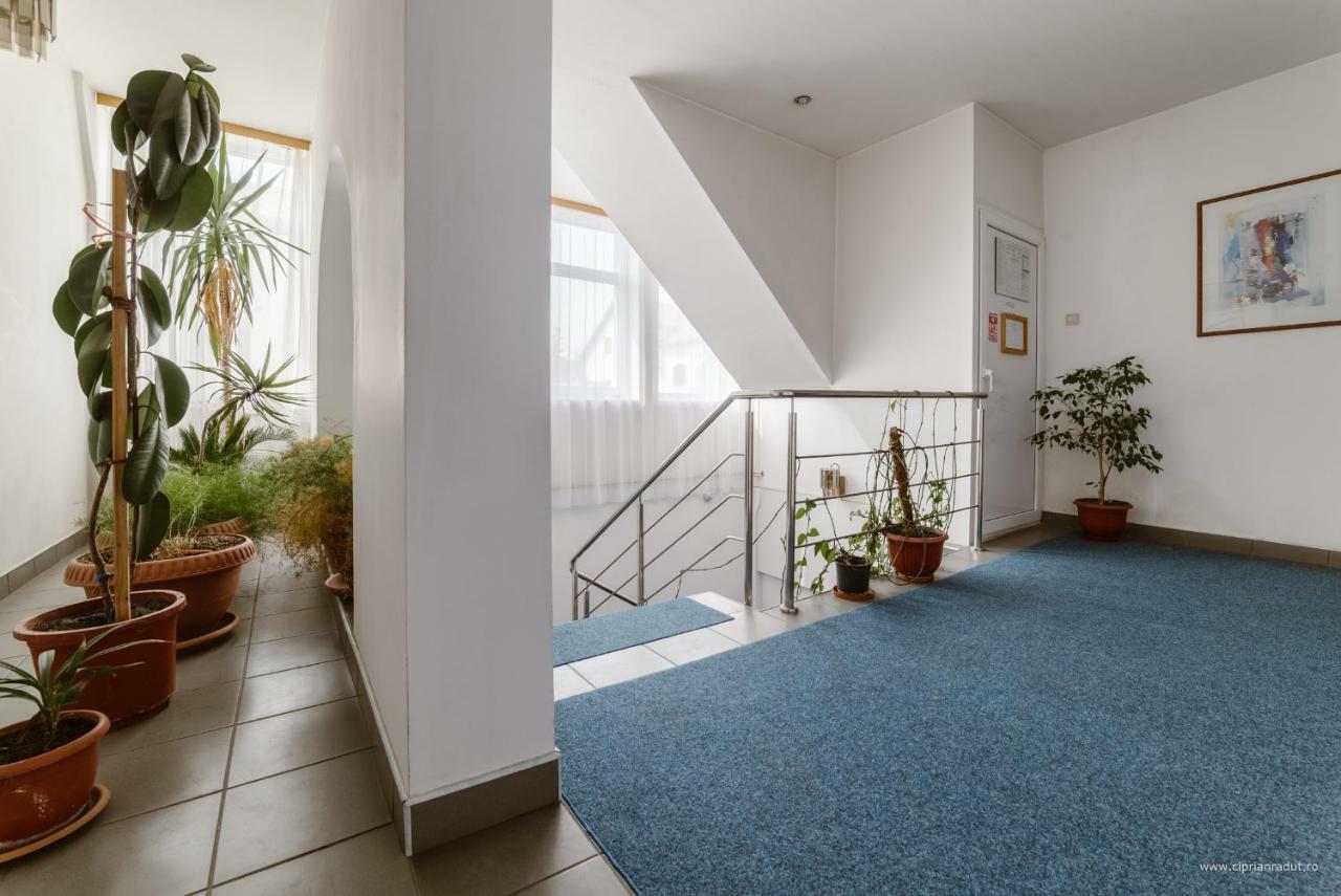 Hotel Iris Tîrnăveni 外观 照片