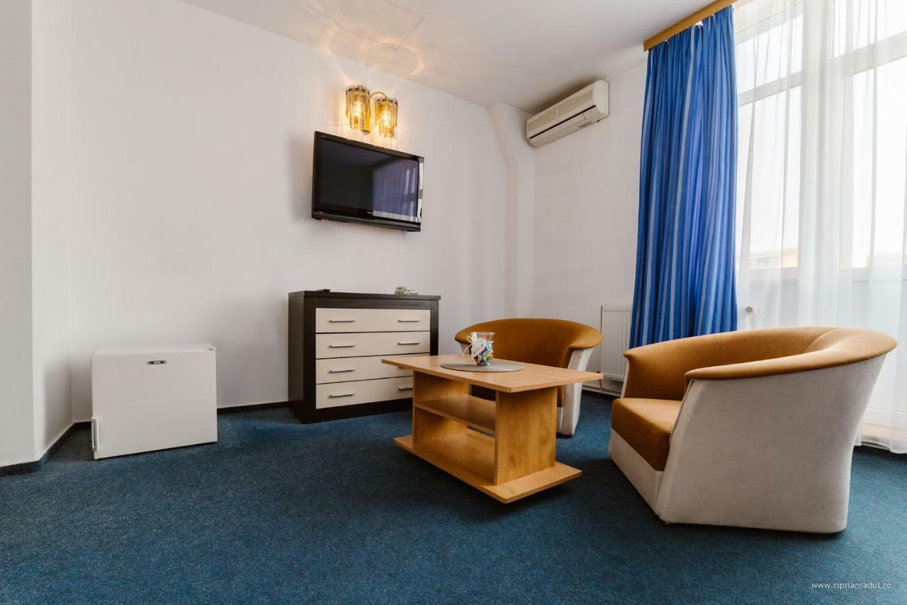 Hotel Iris Tîrnăveni 外观 照片