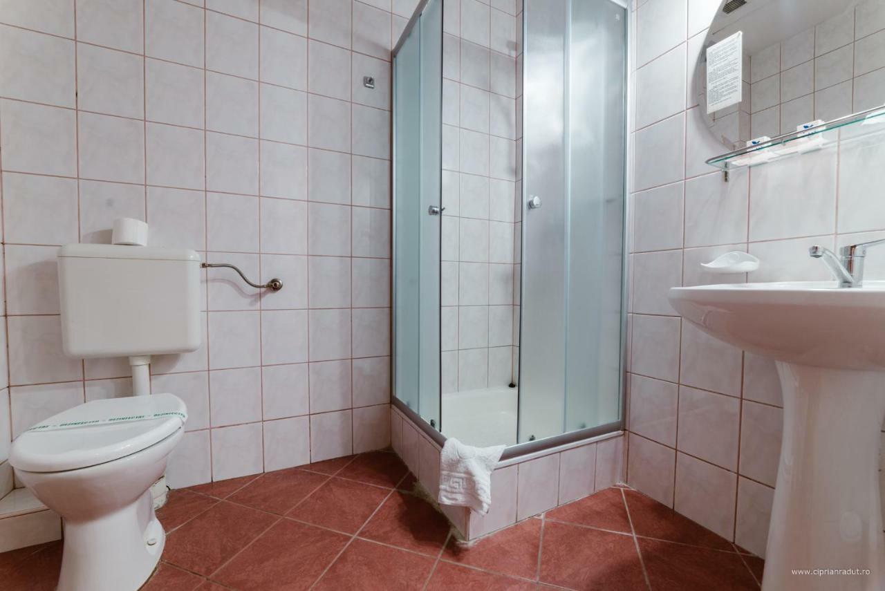 Hotel Iris Tîrnăveni 外观 照片
