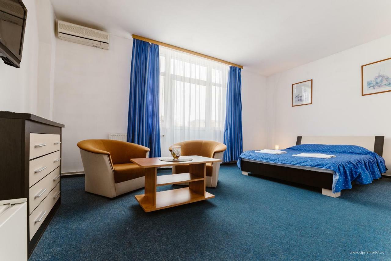 Hotel Iris Tîrnăveni 外观 照片